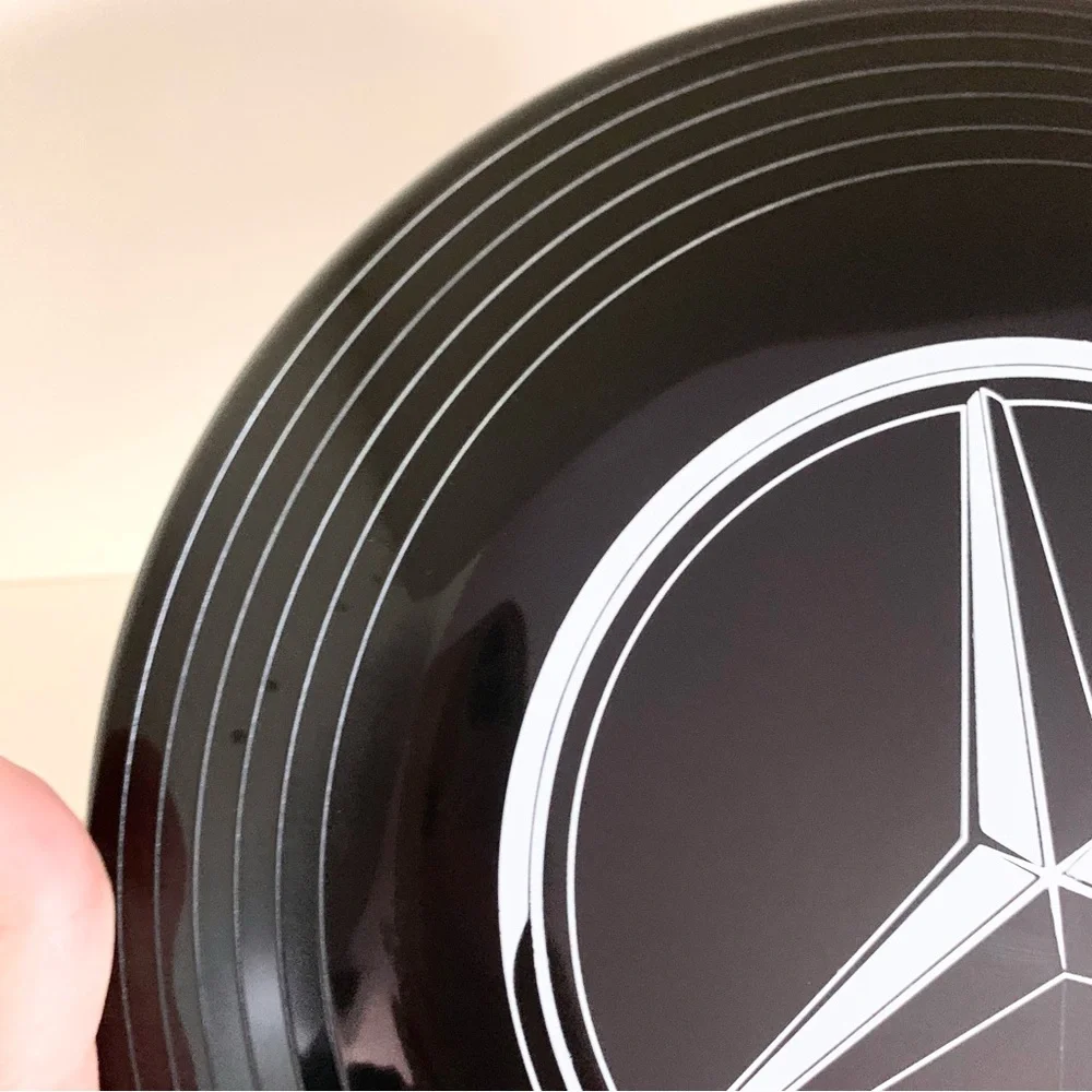 Hold Mercedes Benz frisbee